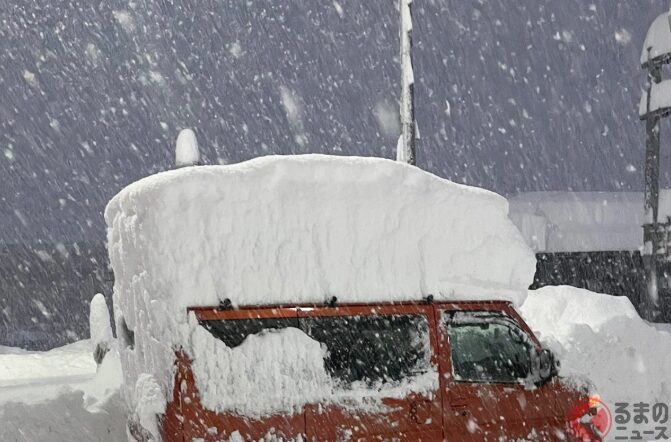 新潟で車の上に積もる雪